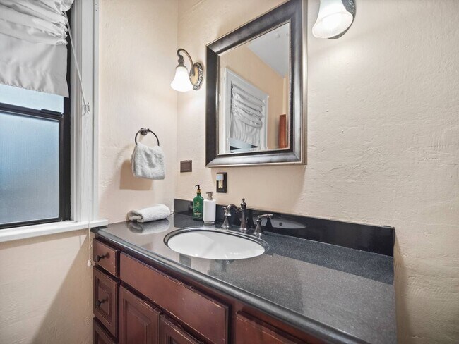 Building Photo - Charming 3-Bedroom Home in Downtown Spokane