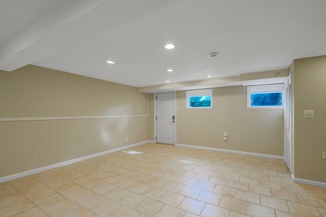 Building Photo - Available Now! 3 Bed 2 Bath House Near the...