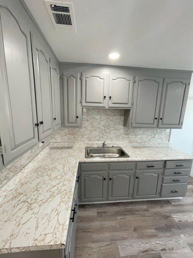 Building Photo - Nor Cal Realty, Inc - 3 bedroom 1 bath wit...