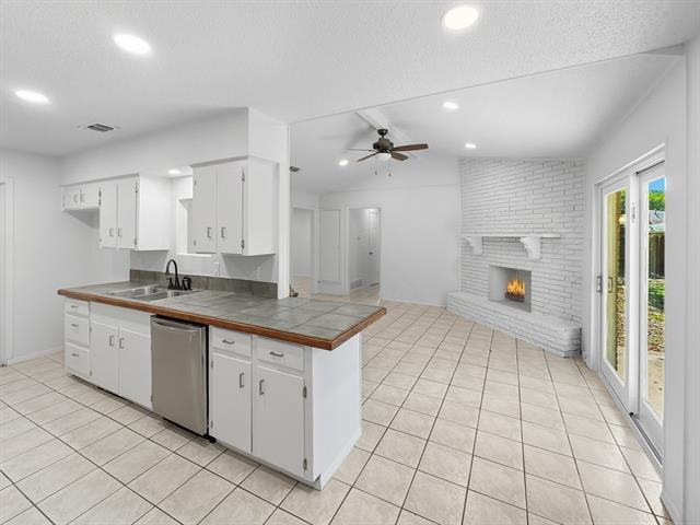 Building Photo - 2120 Vickie Dr