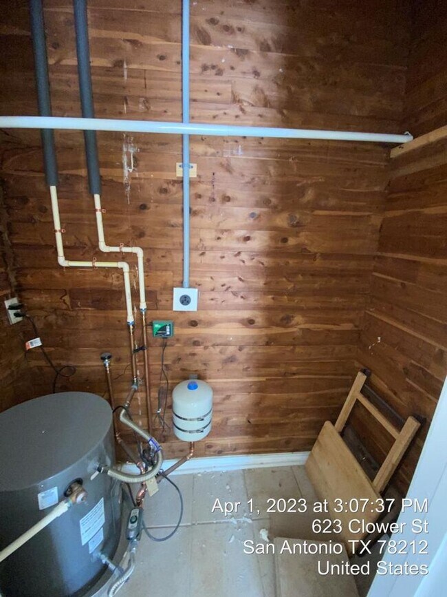 Building Photo - Stylish and Spacious 4-Bedroom Home PLUS C...