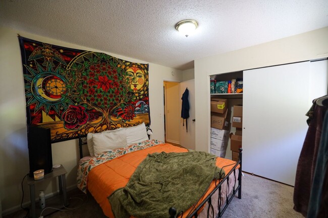 Building Photo - 2 Bedroom Apartment Close to Campus!