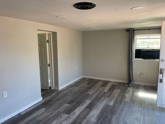 Building Photo - 2 bedrooms remodeled duplex with a spaciou...