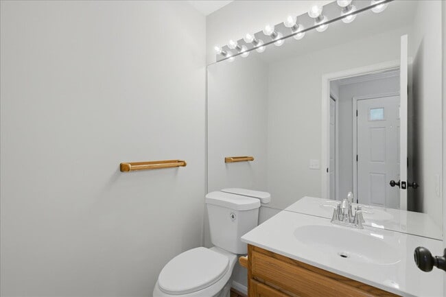 Building Photo - Updated 3BR End-Unit Townhome in Ashburn Farm