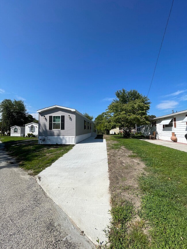 Building Photo - 63 Colonial Dr