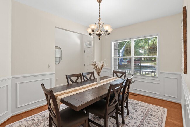 Building Photo - Gorgeous 4 Bedroom Home with Spacious Layo...