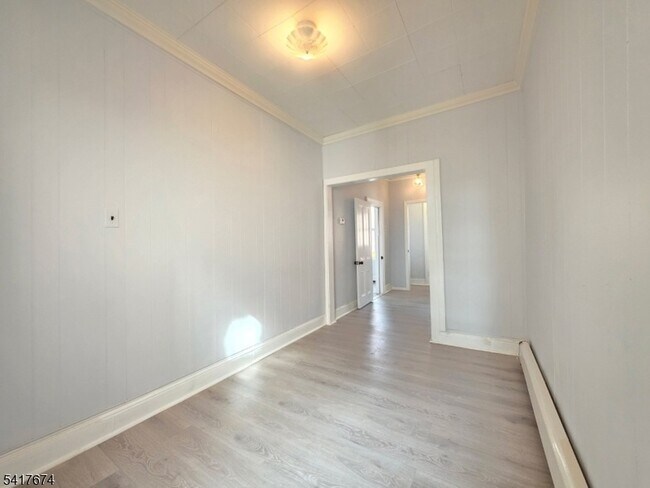 Building Photo - 8 Lincoln Ave