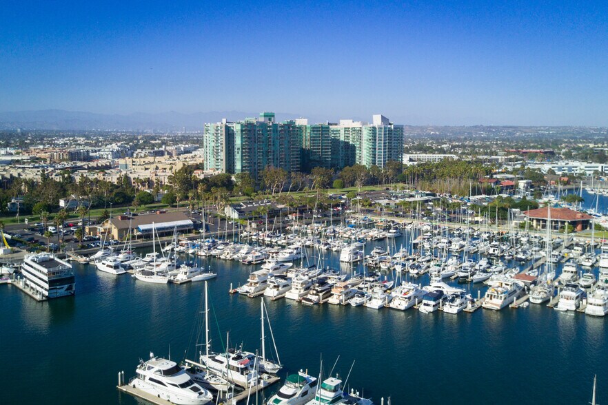 Building Photo - 13650 marina pointe Dr