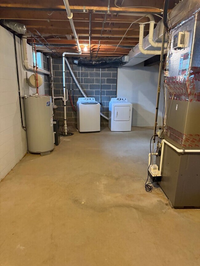 Building Photo - 1560 Buttercup Dr