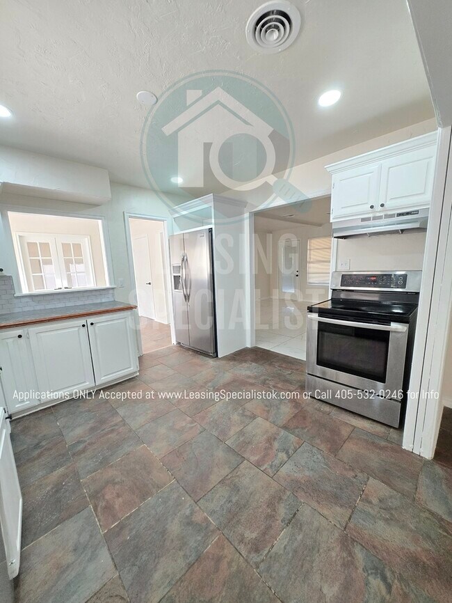 Building Photo - Spacious Village 3 Bed 2 Bath Home!