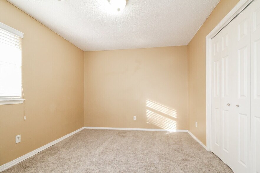 Building Photo - 501 S Bouziden Dr