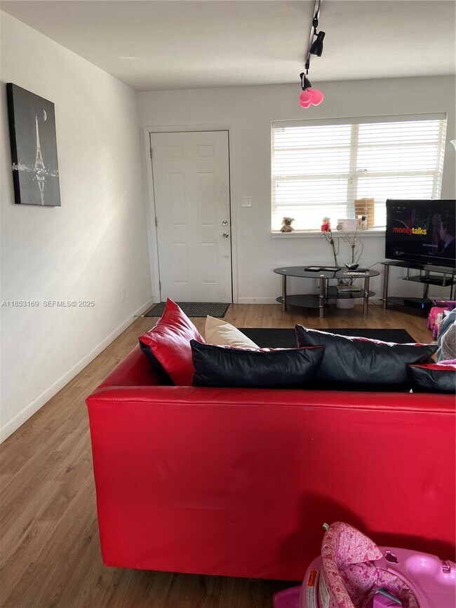 Building Photo - 1350 NE 119th St