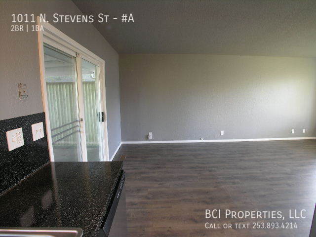 Building Photo - This beautiful 2 bedroom, 1 bath home is m...