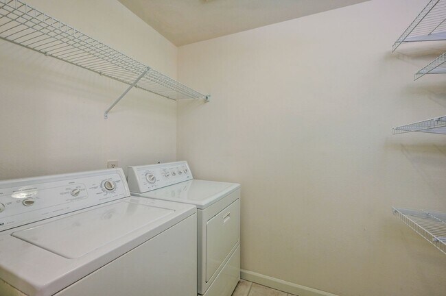 Building Photo - Cozy Condo, Smack-dab in the Middle of Bellevue