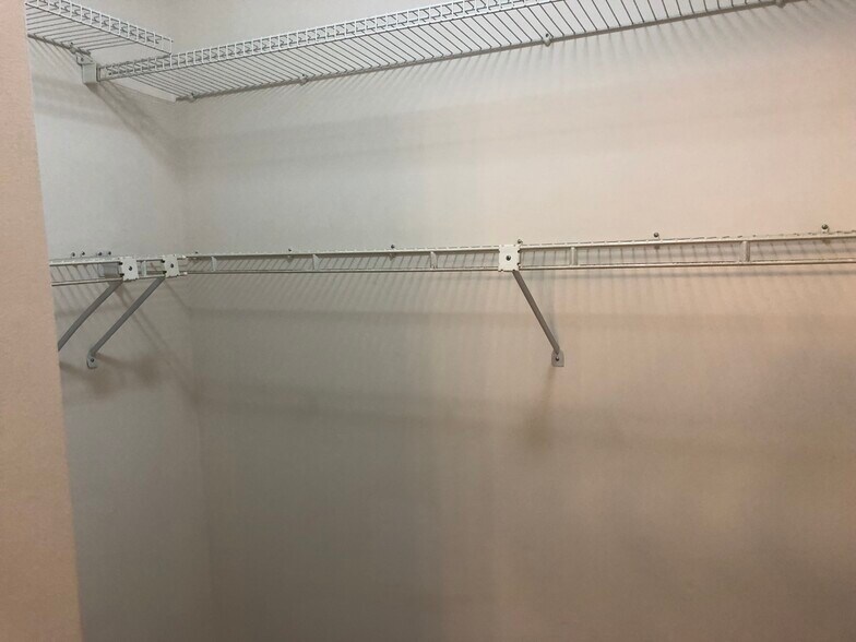 Waking closet - 7468 Gadsby Square