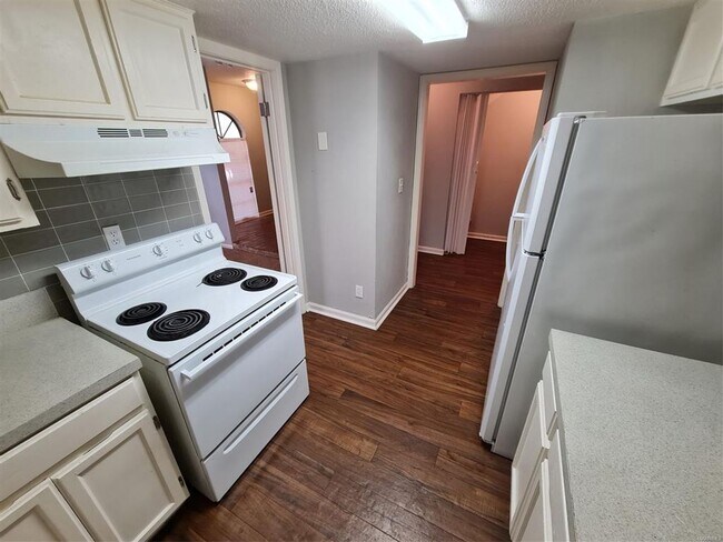 Building Photo - Charming 3-Bed, 2-Bath Townhouse in the He...