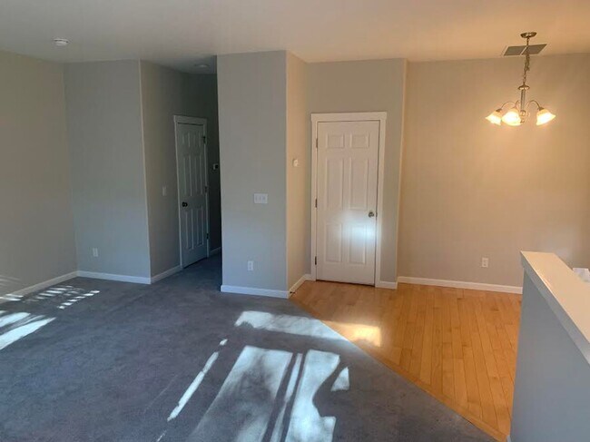 Building Photo - Hidden Creek Neighborhood Gem