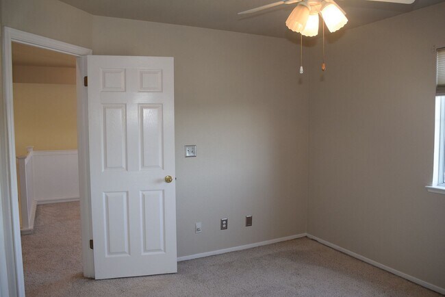 Building Photo - 1608 Poppy Cir