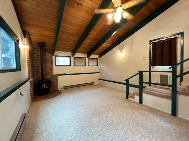 Building Photo - 3 Bedroom / 2 Bathroom in Bend's Orchard D...