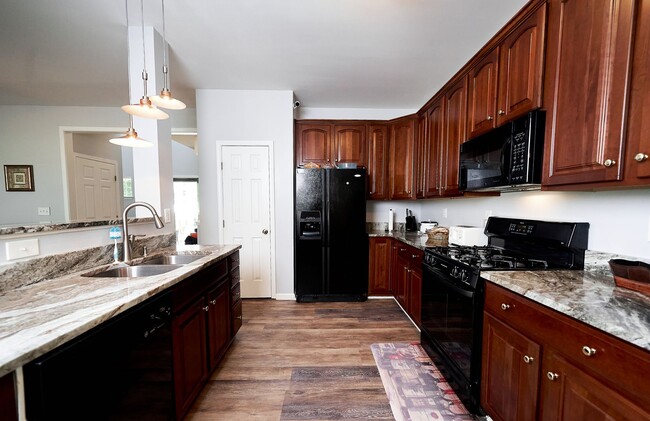 Building Photo - 5 Bedroom 4 Bath Single Family Home with G...