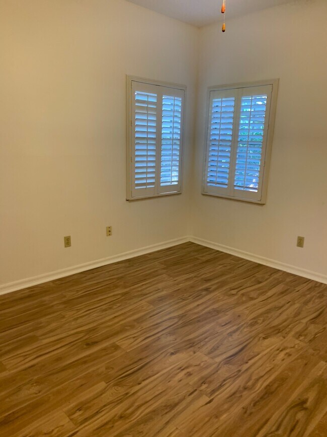 Building Photo - 300 New Waterford Pl