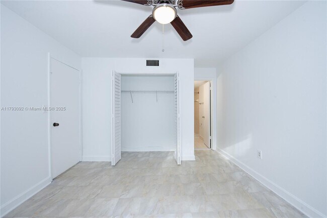 Building Photo - 1720 NW N River Dr