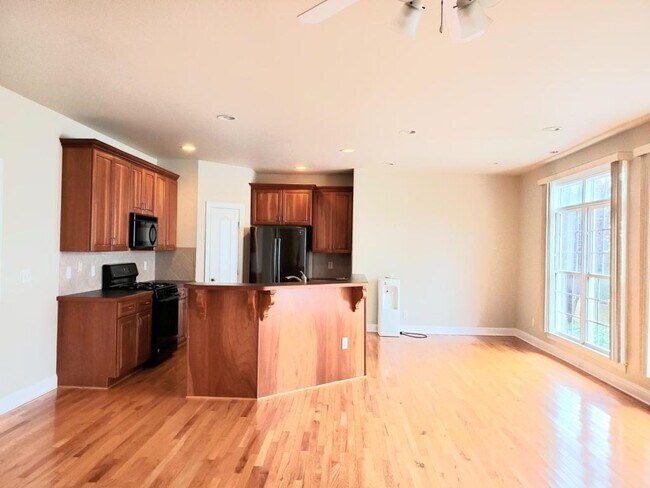 Building Photo - 102 Alden Village Ct