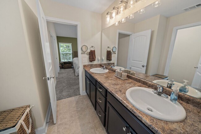 Building Photo - 3 Bedroom Townhome Across from Richmond Hill Golf Club