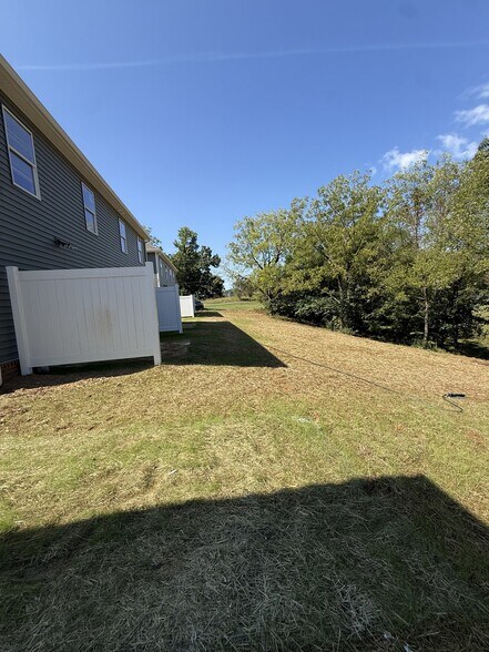 Building Photo - 825 Murray Dr