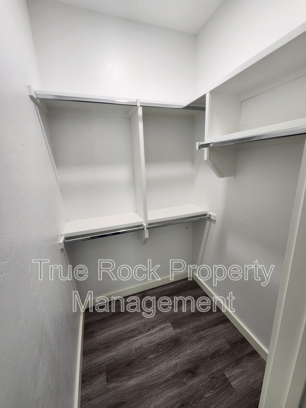 Building Photo - 416 E 13th St