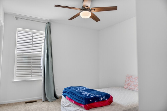 Building Photo - 395 S Pointe Ave