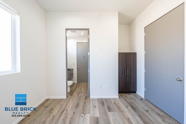 Building Photo - 5239-5241 Huntington Dr -