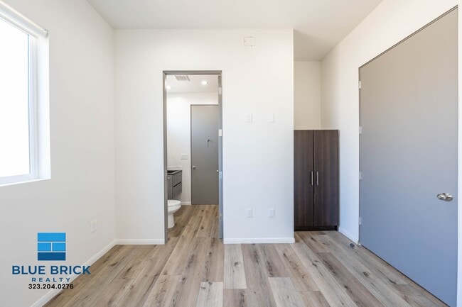 Building Photo - 5241 Huntington Dr N
