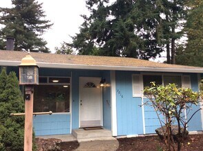 Building Photo - Charming 2 BDRM, 1 BATH Duplex - Universit...