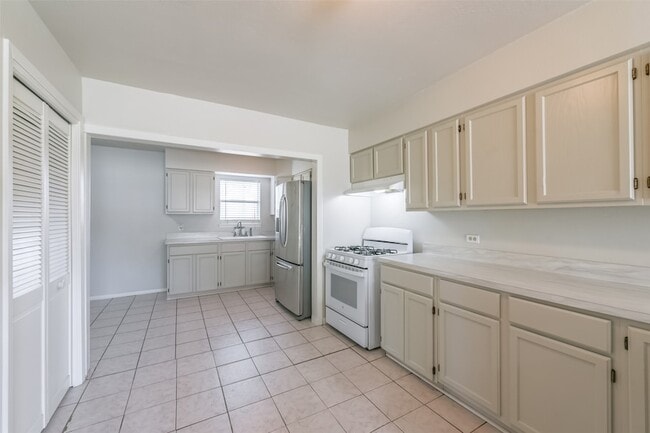 Building Photo - 5514 Vickita Dr