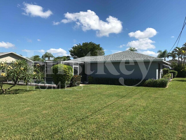 Building Photo - 3922 SE 2nd Ave