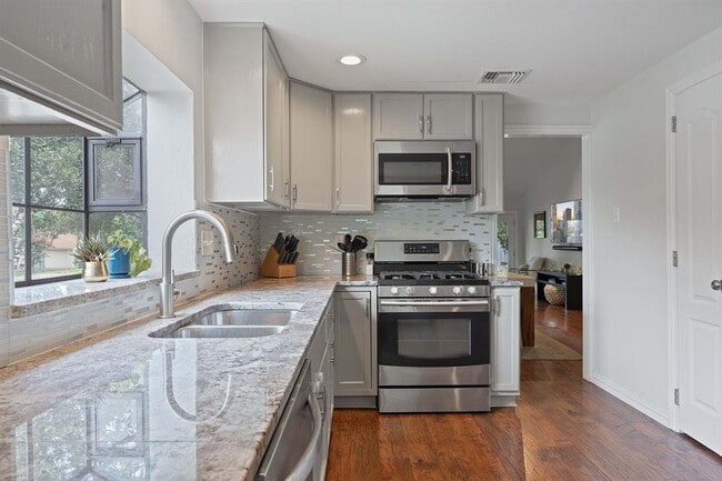 Building Photo - 1428 Gracy Dr