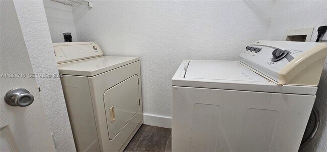 Building Photo - 6692 W Sample Rd