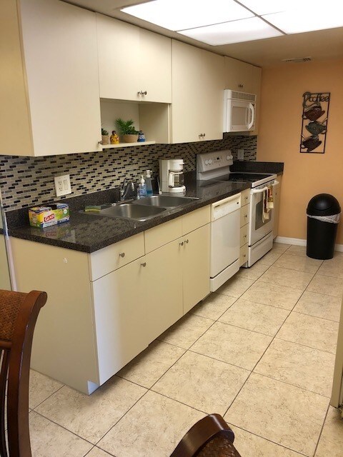 Building Photo - 5283 Vineland Rd