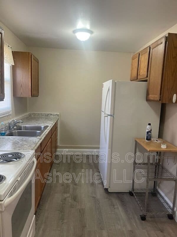 Building Photo - 321 Lake Cir Dr