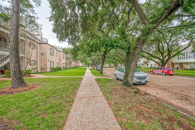 Building Photo - 12967 Trail Hollow Dr