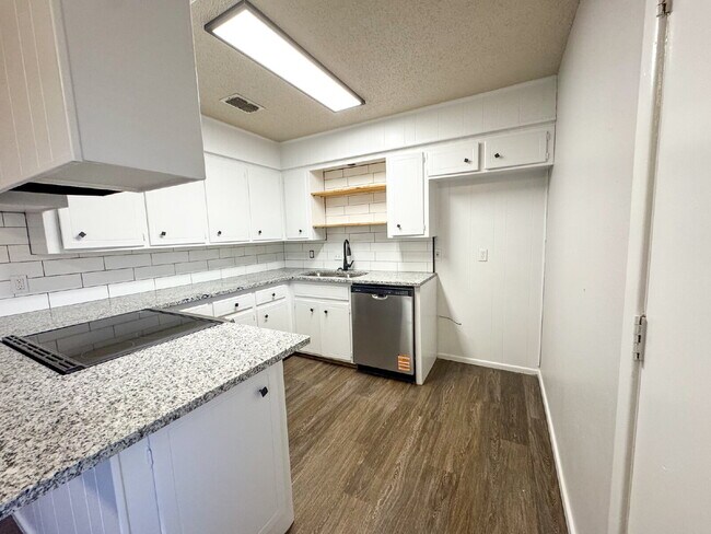 Building Photo - Charming 2/2/1 Freshly Remodeled