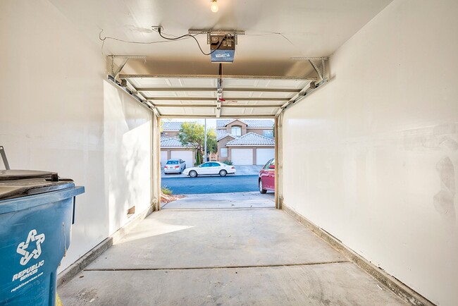 Building Photo - Fantastic 3 bed condo