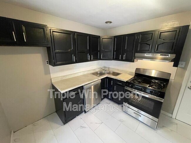 Building Photo - 5 Westdell Dr