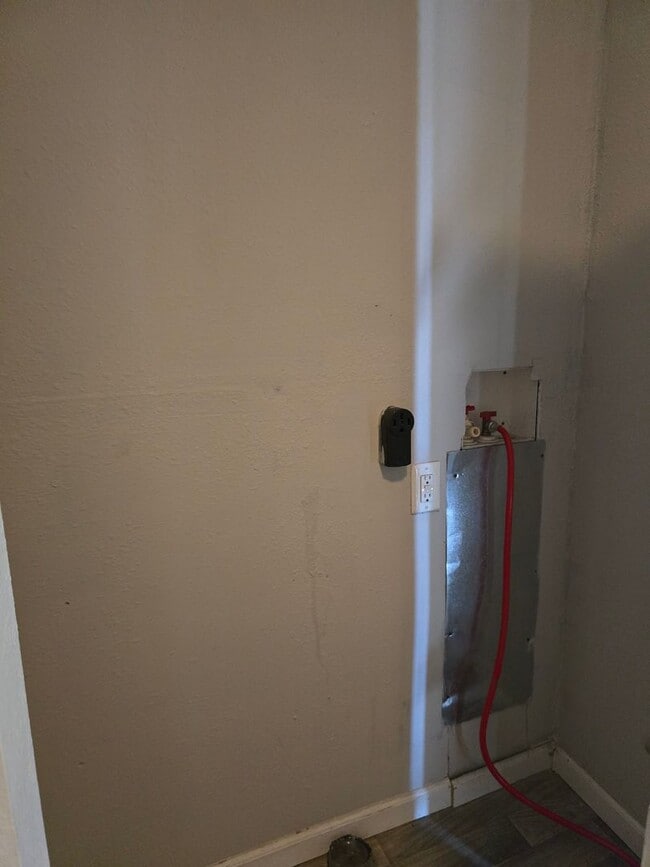 Building Photo - Newly updated cute 2bed/1bath