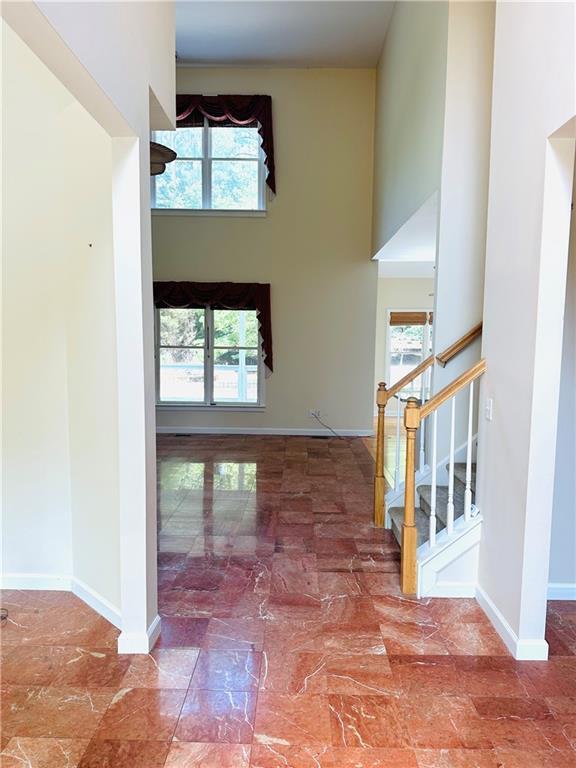 Building Photo - 811 Valley Dr
