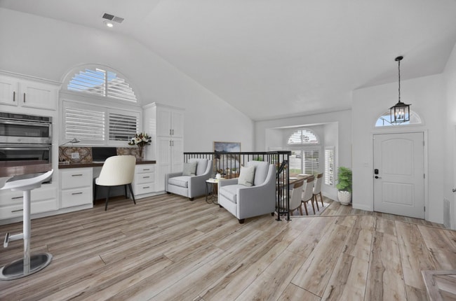 Building Photo - Beautiful 3-Bedroom, 3-Bath Home in Riverl...
