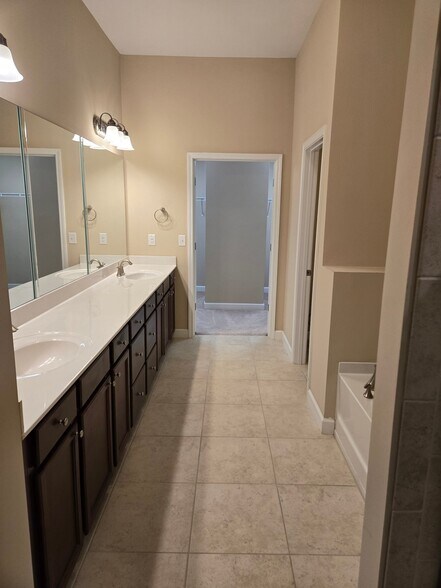 Building Photo - 5550 Shiloh Woods Dr