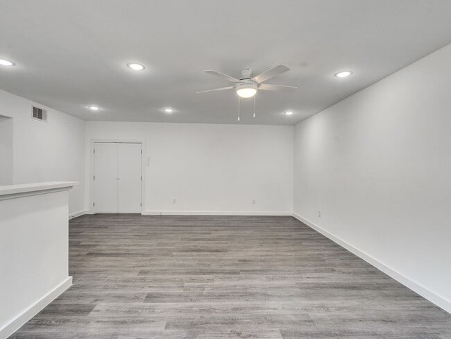 Building Photo - ? Spacious & Stylish 3-Bed Home – Garage Included! ?