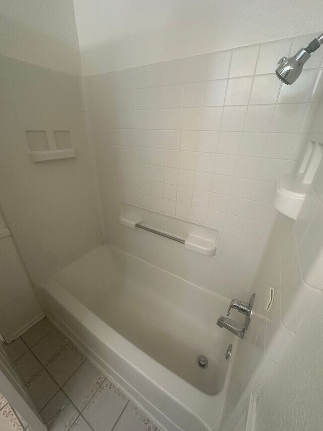 Building Photo - 5 BEDROOM, 2 STORY,SPACIOUS VICTORVILLE HOME! NEAR MALL!